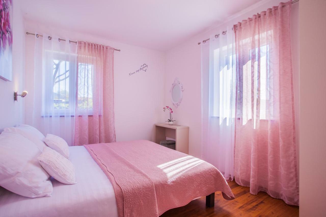 Apartman Madlen Cres Exterior photo